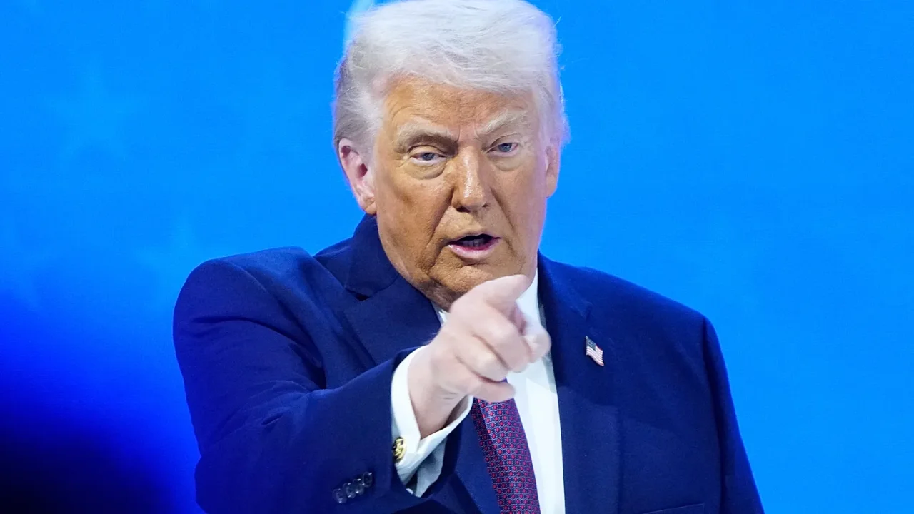 Trump’tan Minneapolis Belediye Başkanı’na Sert Tepki: “Yasayı İhlal Ediyor, Ateşle Oynuyor”